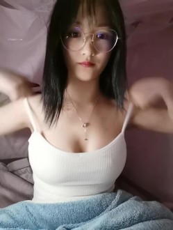 露脸极品反差女大生，高颜值女神级别【雪儿】私拍，穿衣和脱衣判若两人，放尿车震道具自摸被金主无套各种输出 截图15