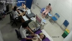 黑客破解医院妇科监控摄像头偷拍 男医生做B超阴超磨蹭温柔插入眼镜少妇不好意思看 截图2