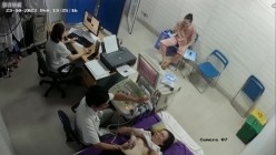 黑客破解医院妇科监控摄像头偷拍 男医生做B超阴超磨蹭温柔插入眼镜少妇不好意思看 截图3