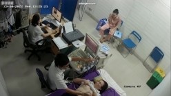 黑客破解医院妇科监控摄像头偷拍 男医生做B超阴超磨蹭温柔插入眼镜少妇不好意思看 截图4