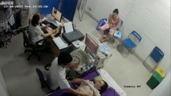 黑客破解医院妇科监控摄像头偷拍 男医生做B超阴超磨蹭温柔插入眼镜少妇不好意思看 截图5