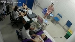 黑客破解医院妇科监控摄像头偷拍 男医生做B超阴超磨蹭温柔插入眼镜少妇不好意思看 截图6