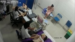 黑客破解医院妇科监控摄像头偷拍 男医生做B超阴超磨蹭温柔插入眼镜少妇不好意思看 截图7