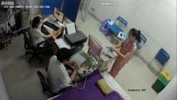 黑客破解医院妇科监控摄像头偷拍 男医生做B超阴超磨蹭温柔插入眼镜少妇不好意思看 截图11