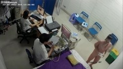 黑客破解医院妇科监控摄像头偷拍 男医生做B超阴超磨蹭温柔插入眼镜少妇不好意思看 截图12