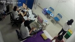 黑客破解医院妇科监控摄像头偷拍 男医生做B超阴超磨蹭温柔插入眼镜少妇不好意思看 截图13