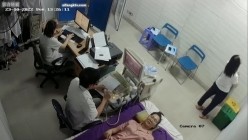 黑客破解医院妇科监控摄像头偷拍 男医生做B超阴超磨蹭温柔插入眼镜少妇不好意思看 截图14