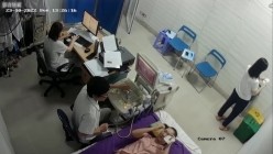黑客破解医院妇科监控摄像头偷拍 男医生做B超阴超磨蹭温柔插入眼镜少妇不好意思看 截图15