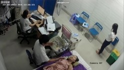黑客破解医院妇科监控摄像头偷拍 男医生做B超阴超磨蹭温柔插入眼镜少妇不好意思看 截图16