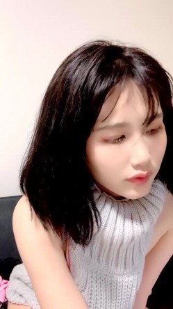 露奶毛衣新人清纯短发牙套妹，浴室给炮友口交口活比较生疏，被炮友后入猛操换个情趣装跳蛋自慰 截图1