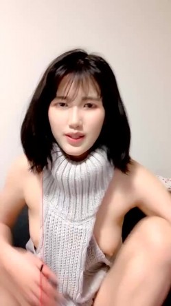 露奶毛衣新人清纯短发牙套妹，浴室给炮友口交口活比较生疏，被炮友后入猛操换个情趣装跳蛋自慰 截图3