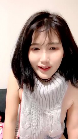露奶毛衣新人清纯短发牙套妹，浴室给炮友口交口活比较生疏，被炮友后入猛操换个情趣装跳蛋自慰 截图4