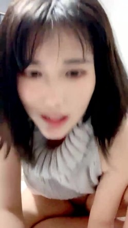 露奶毛衣新人清纯短发牙套妹，浴室给炮友口交口活比较生疏，被炮友后入猛操换个情趣装跳蛋自慰 截图6