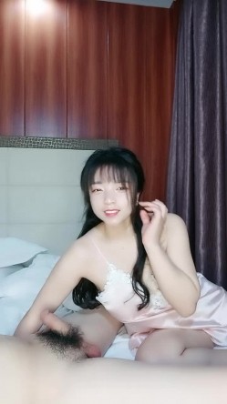 粉色睡衣白皙韵味少妇，露脸吃大屌，多方位吮吸肉棒逼逼也不黑，女上位后入俯视角度操逼花样很多 截图2