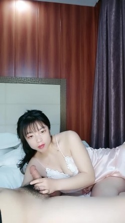 粉色睡衣白皙韵味少妇，露脸吃大屌，多方位吮吸肉棒逼逼也不黑，女上位后入俯视角度操逼花样很多 截图4