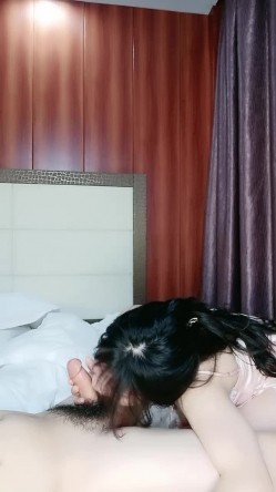 粉色睡衣白皙韵味少妇，露脸吃大屌，多方位吮吸肉棒逼逼也不黑，女上位后入俯视角度操逼花样很多 截图5