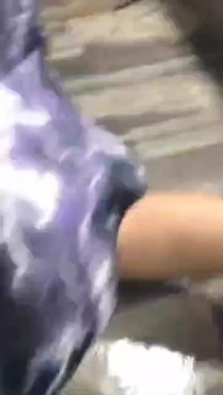 【某某门事件】第192弹 霸凌几时休 扒光衣服狂踹狂踢，还用矿泉水瓶插逼逼，超黄超暴力 截图1