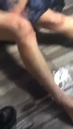【某某门事件】第192弹 霸凌几时休 扒光衣服狂踹狂踢，还用矿泉水瓶插逼逼，超黄超暴力 截图8