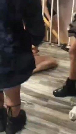 【某某门事件】第192弹 霸凌几时休 扒光衣服狂踹狂踢，还用矿泉水瓶插逼逼，超黄超暴力 截图13