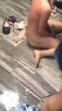 【某某门事件】第192弹 霸凌几时休 扒光衣服狂踹狂踢，还用矿泉水瓶插逼逼，超黄超暴力 截图15