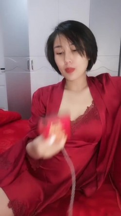极品【勾魂少妇】美艳少妇让人把持不住 中途和相亲男打电话聊骚 完了就开始自慰 这么淫荡 太反差了！ 截图6