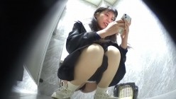 夜总会女厕高清前景偷拍 网红脸美女尿完抖一抖逼毛刮得很干净的白色高跟鞋美女 截图4