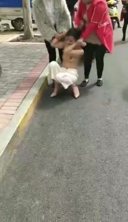 【门事件】 漂亮的服装店长当小三 ️被原配带人剪头发，并且扒光衣服游街！ 截图1