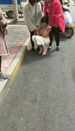 【门事件】 漂亮的服装店长当小三 ️被原配带人剪头发，并且扒光衣服游街！ 截图2