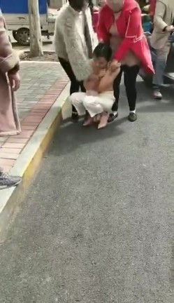 【门事件】 漂亮的服装店长当小三 ️被原配带人剪头发，并且扒光衣服游街！ 截图3