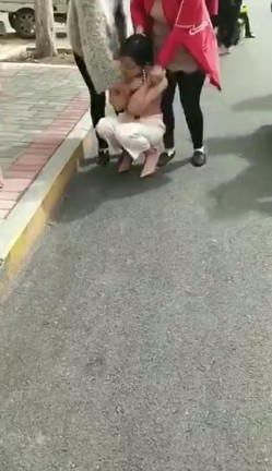 【门事件】 漂亮的服装店长当小三 ️被原配带人剪头发，并且扒光衣服游街！ 截图4