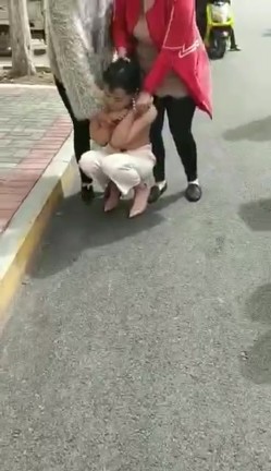【门事件】 漂亮的服装店长当小三 ️被原配带人剪头发，并且扒光衣服游街！ 截图5