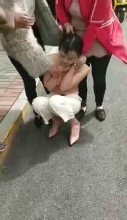 【门事件】 漂亮的服装店长当小三 ️被原配带人剪头发，并且扒光衣服游街！ 截图9