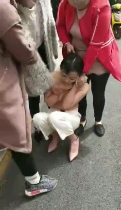 【门事件】 漂亮的服装店长当小三 ️被原配带人剪头发，并且扒光衣服游街！ 截图10