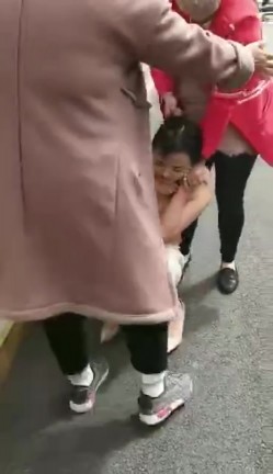 【门事件】 漂亮的服装店长当小三 ️被原配带人剪头发，并且扒光衣服游街！ 截图11