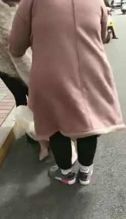【门事件】 漂亮的服装店长当小三 ️被原配带人剪头发，并且扒光衣服游街！ 截图12