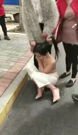 【门事件】 漂亮的服装店长当小三 ️被原配带人剪头发，并且扒光衣服游街！ 截图14