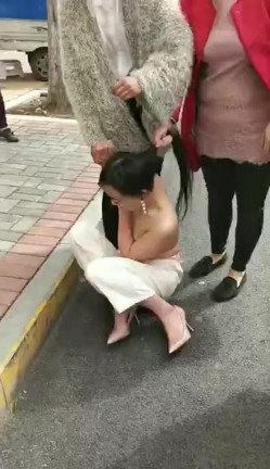 【门事件】 漂亮的服装店长当小三 ️被原配带人剪头发，并且扒光衣服游街！ 截图15