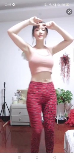 最新抖音泄密！大奶风骚熟女【小妈】骚舞自慰啪啪 截图3