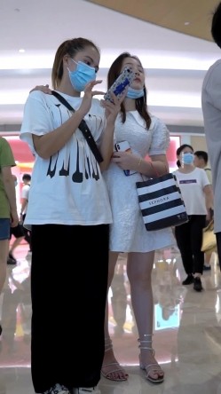偷拍大神商场尾随偷拍几个美女裙底风光 ️白裙红趾甲绝色靓妹蕾丝透明内夹腚沟里前面全是毛 截图1