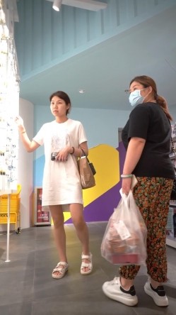 偷拍大神商场尾随偷拍几个美女裙底风光 ️白裙红趾甲绝色靓妹蕾丝透明内夹腚沟里前面全是毛 截图11