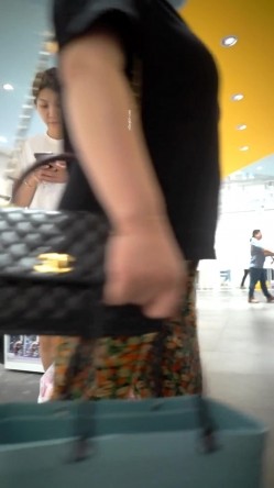 偷拍大神商场尾随偷拍几个美女裙底风光 ️白裙红趾甲绝色靓妹蕾丝透明内夹腚沟里前面全是毛 截图12