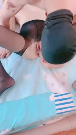 颜值少妇【夜猫妖姬】群魔乱舞，多女群P，一女被操三女围观，骚逼轮流上阵折磨男主 截图1