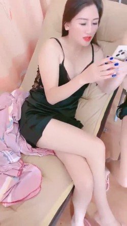 颜值少妇【夜猫妖姬】群魔乱舞，多女群P，一女被操三女围观，骚逼轮流上阵折磨男主 截图4