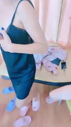 颜值少妇【夜猫妖姬】群魔乱舞，多女群P，一女被操三女围观，骚逼轮流上阵折磨男主 截图5