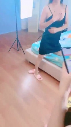 颜值少妇【夜猫妖姬】群魔乱舞，多女群P，一女被操三女围观，骚逼轮流上阵折磨男主 截图6