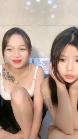 呆萌妹妹带闺蜜下海！幸福老哥双飞！摸奶扣穴调情，一个来大姨妈不能操，新人妹妹舒服了 截图8