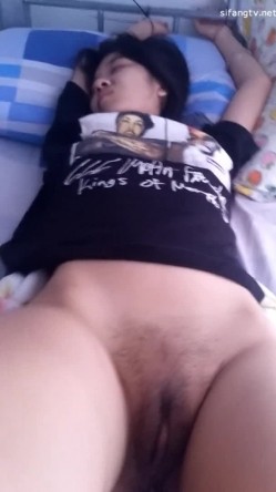 【度云泄密】深圳母狗龚倩莹，保险公司客户经理，平时喜欢勾引客户，喜欢被捆绑在床上玩脚虐嘴，视图流出6V 截图1