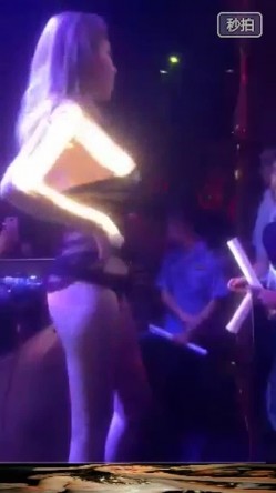 国内某夜场大奶骚逼脱掉上衣的一刻简直嗨到爆这身材干起绝对爽 截图7