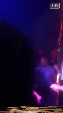 国内某夜场大奶骚逼脱掉上衣的一刻简直嗨到爆这身材干起绝对爽 截图9