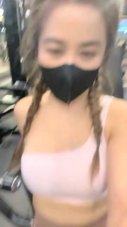 网黄界的黑马，瀑布式喷水，【翘臂桃桃】泰国游，到健身房玩跳蛋，牛郎圈找牛郎，被操的大喷水 截图3